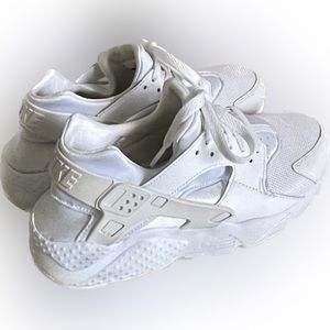 Nike Air Huarache Running Shoe 654275-110.
Size 6.5Y/39 EUR White